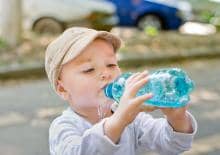 dziecko-pije-wode