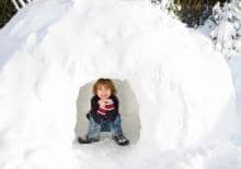 Nie wiesz, jak zbudować igloo? - zimowe zabawy dla dzieci