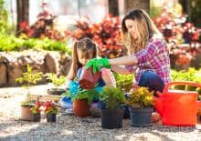 mama-z-corka-w-ogrodzie