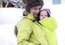 mama-z-dzieckiem-w-chuscie-zima