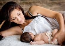 mama-karmiaca-niemowle