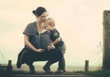 mama-z-dzieckiem-w-chuscie