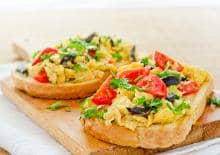 jajecznica-z-pomidorami-i-rucola