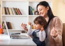 dziecko-i-mama-z-laptopem