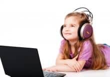 dziewczynka-slucha-muzyki