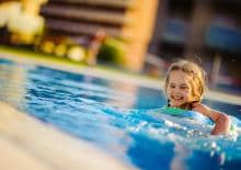 dziecko-w-basenie