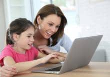 mama-z-dzieckiem-przed-laptopem
