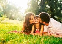 rodzice-z-dzieckiem-na-trawie