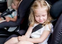 dwoje-dzieci-w-fotelikach-samochodowych