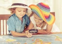 dziewczynka-i-chlopiec-ogladaja-mape