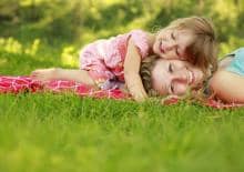 dziewczynka-z-mama-na-trawie