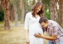 szczesliwa-kobieta-w-ciazy-z-partnerem
