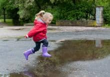 dziewczynka-skacze-po-kaluzach