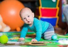 niemowle-raczkuje-w-domu