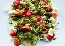 salatka-grecka-z-grillowanym-kurczakiem