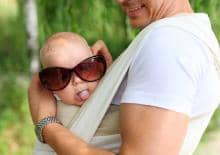 niemowle-w-chuscie-w-okularach-przeciwslonecznych