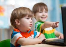 dwoch-chlopcow-przy-komputerze