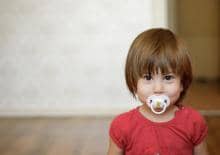 dziewczynka-ze-smoczkiem-buzi