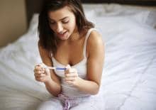 kobieta-z-testem-ciazowym