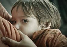 maly-chlopiec-przy-piersi