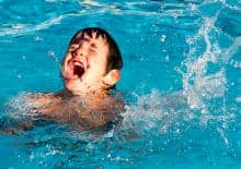 chlopiec-tonacy-w-basenie