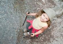 dziewczynka-na-wycieczke-w-gorach