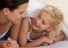 dziewczynka-rozmawia-z-mama