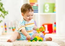 maly-chlopiec-buduje-z-klockow