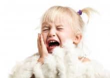 mala-dziewczynka-placze