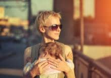 dziecko-w-nosidelku-u-mamy