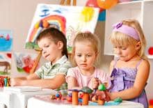 dwie-dziewczynki-i-chlopiec-w-przedszkolu