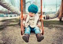 smutna-dziewczynka-na-chustawce