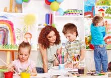 dzieci-z-pania-w-przedszkolu