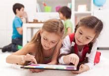 2-dziewczynki-z-tabletem