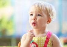 dziecko-z-lizakiem