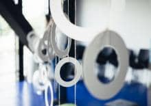 Krzesło, szczotka i stara walizka