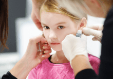 Przekłuwanie uszu dzieciom