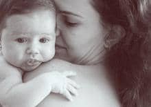 Niemowlę „wiszące” przy piersi – czy to normalne?