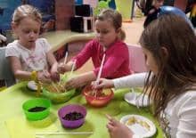 Podróże małe i duże z wielorybem na chmurze