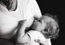 Karmienie piersią nie niszczy biustu