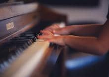 dziecko-gra-na-pianinie