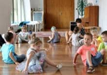 Strefa Zabawy "W krainie dziwnych kroków"