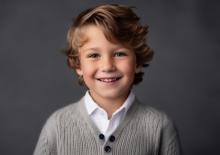 Eleganckie jesienne stylizacje dla chłopców ze swetrem w roli głównej