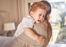 małe dziecko płaczące w ramionach rodzica