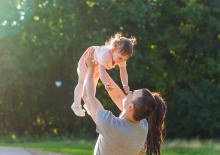 rodzic przytulający spoojnie małe dziecko