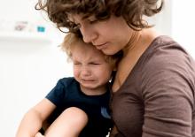 Rodzic wspierający płaczące dziecko w sytuacji przeciążenia emocjonalnego