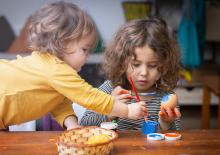 dzieci malują pisanki wielkanocne