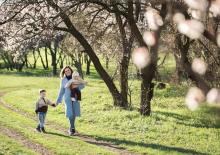 rodzic z dzieckiem na spacerze po świętach