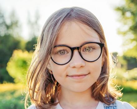 Dziecko nie chce nosić okularów - jak je zachęcić?
