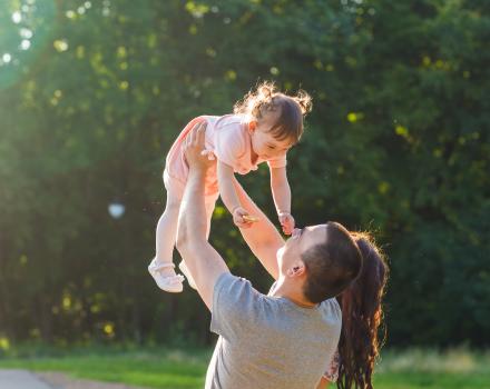 rodzic przytulający spoojnie małe dziecko